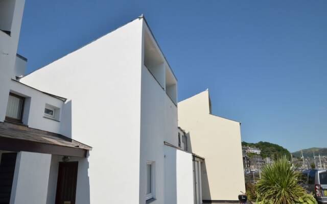 Serene Holiday Home in Porthmadog near Beach
