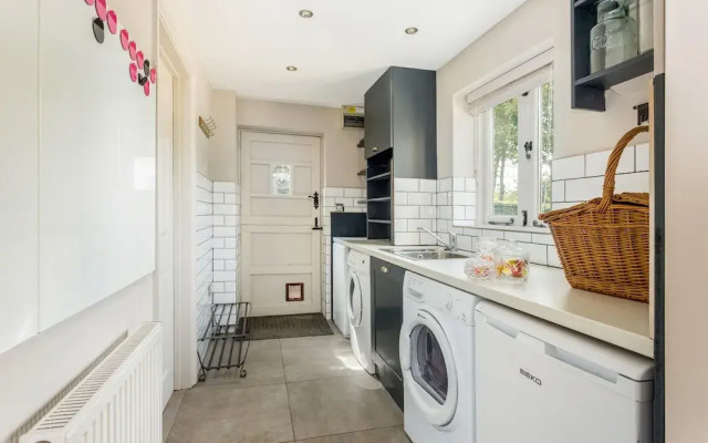 Spacious & Stylish Cotswold Family home