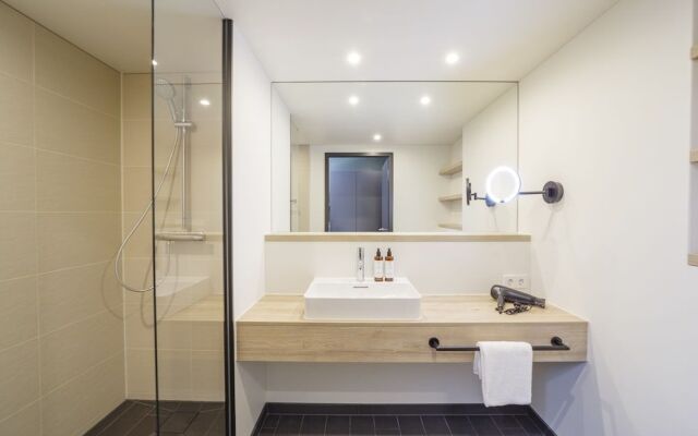 Black F House - Serviced Apartments