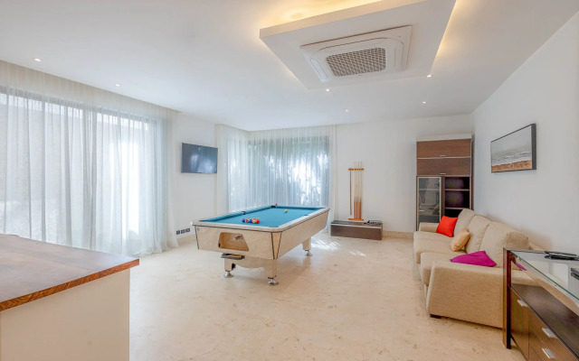 Luxury 10br Beachfront Stunner With Private Pool