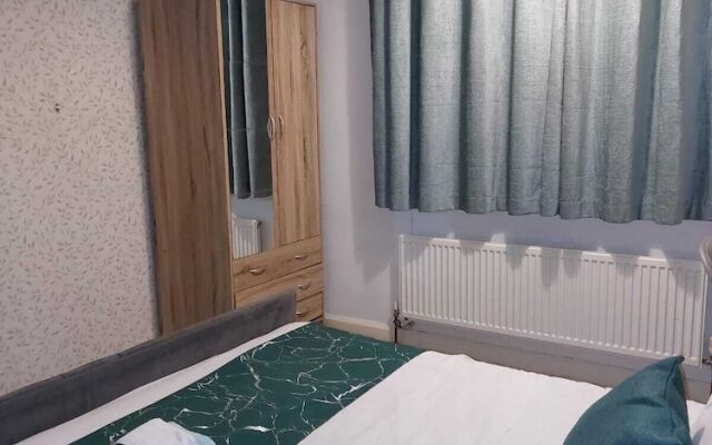 Remarkable 3-bed House in Leeds