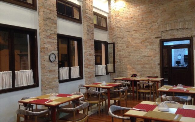 Central Palace Hotel