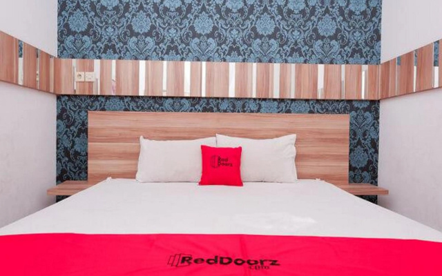 RedDoorz near Plaza Simpang Lima – Guest Rooms – Semarang