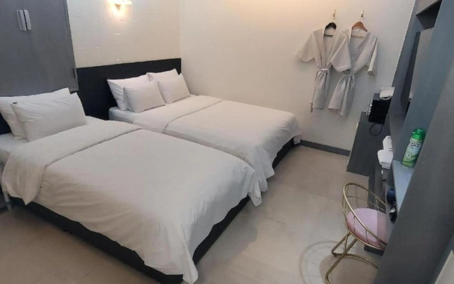 Y Hotel