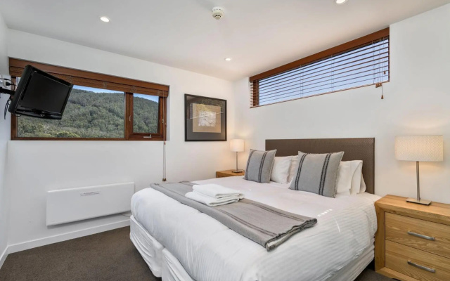 Elevation 3 bedroom and loft penthouse with gas fire and alpine views – Guest Rooms – Thredbo