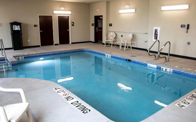 Cobblestone Hotel & Suites - Two Rivers