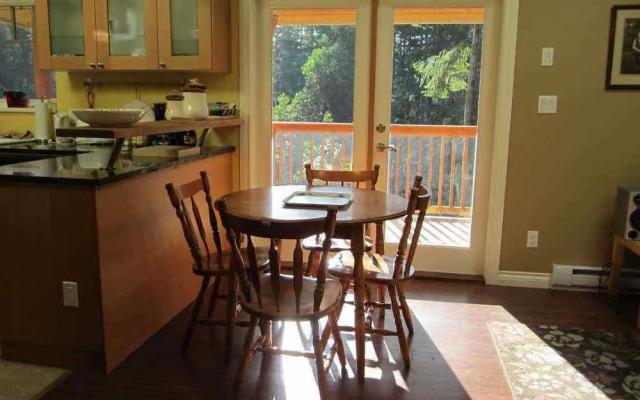 Cosy Woodpecker Cottage