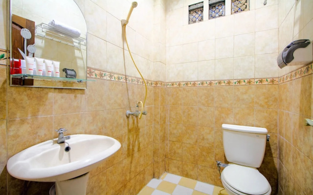 OYO 1770 Hotel Mawar Saron 2