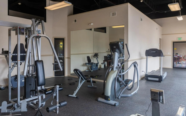 Cottonwood Suites Savannah Hotel & Conference Center