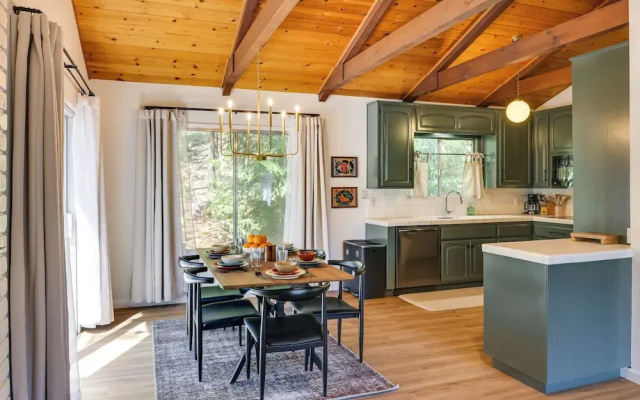 Deck & Fire Pit: Stunning Twain Harte Cabin!