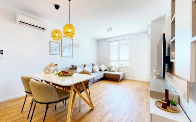 Mika's 2-Bedroom Seaview Flat & Parking