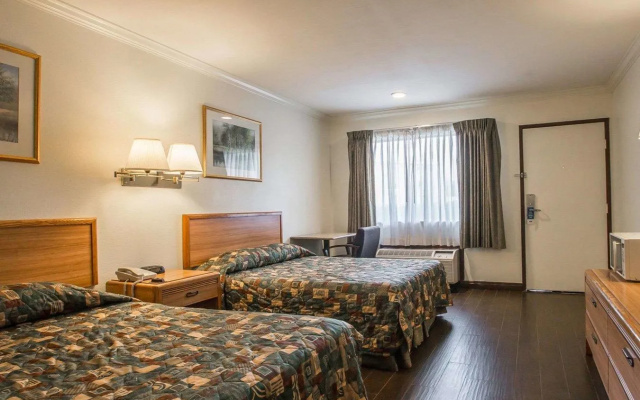 Palm Inn Hotel near Tyler Mall Riverside