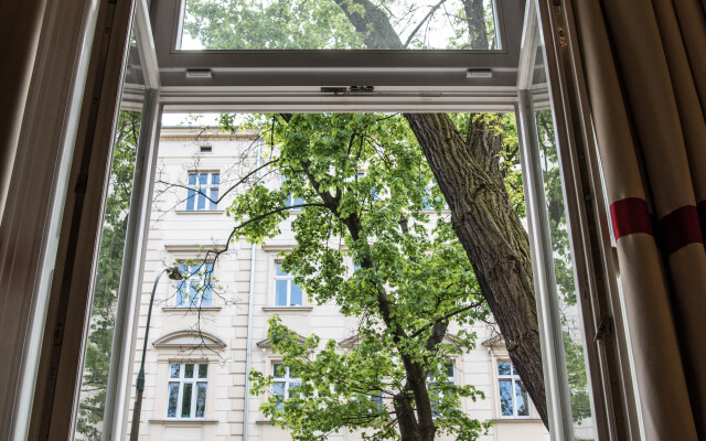 Home ApartHotel