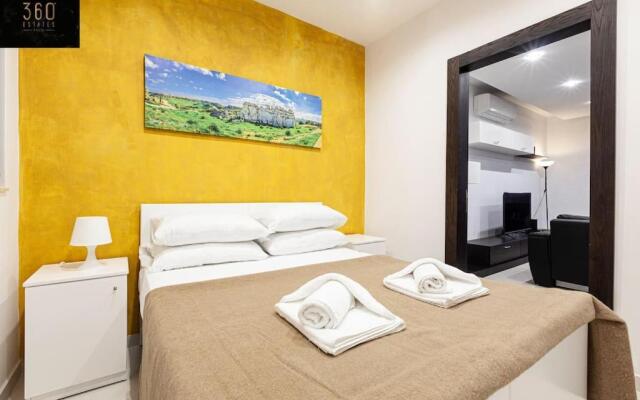 Seafront 4BR APT with mesmerising Balcony & VIEWS by 360 Estates