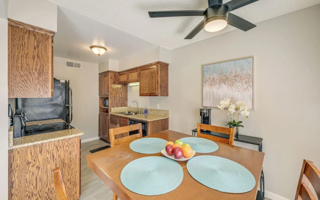 Cozy Fresno Condo w/ Balcony & Pool Access