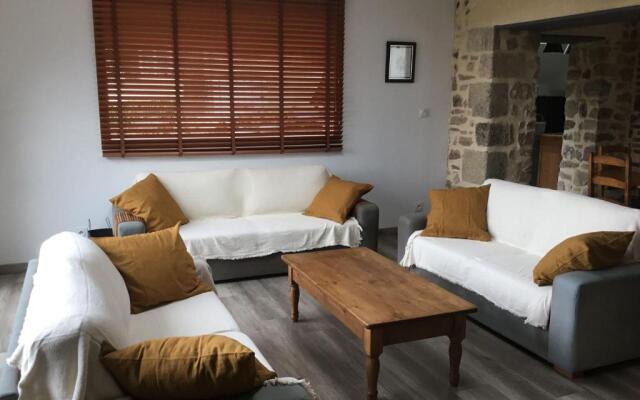 Gîte Sainte-Suzanne-et-Chammes, 4 pièces, 6 personnes - FR-1-600-151