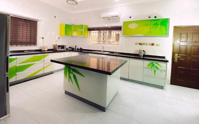 Royal Court Lounge & Boutique Hotel