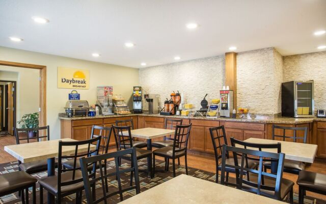 Days Inn Evansdale Waterloo