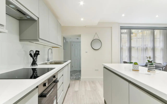 Chic Apartment by Hyde Park