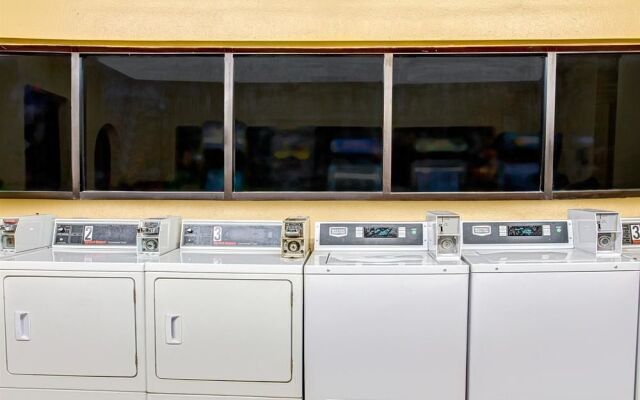 Travelodge Suites by Wyndham Kissimmee Orange