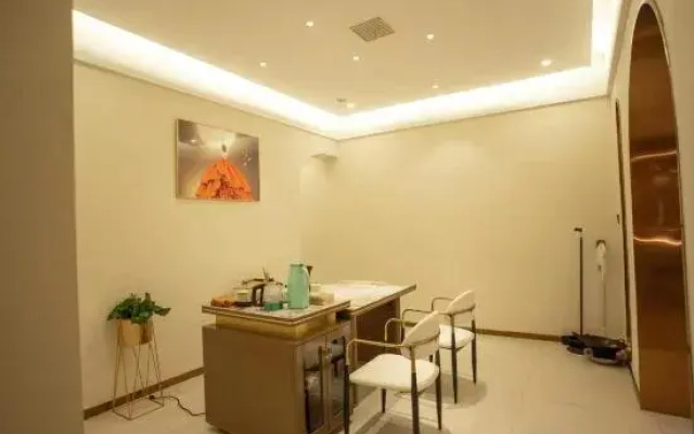Gangsha Hotel (Wuhan Caidian Economic Development Zone Zhashan Square Branch)