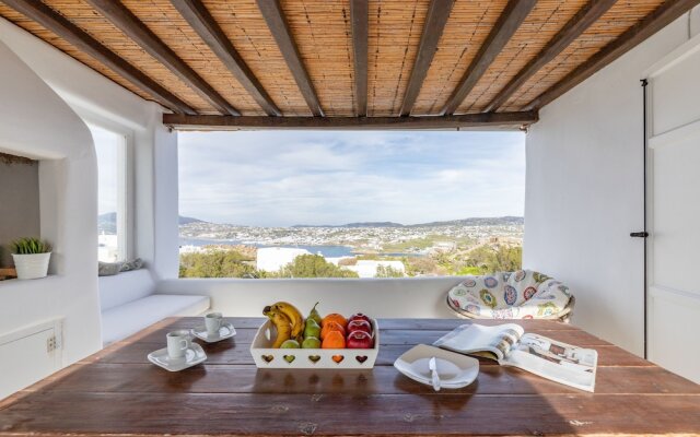Carmelita Villa with Pool by Stylish Stays
