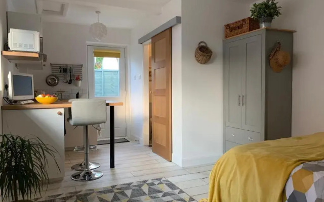 The Beehive - Self Contained Studio by The Sea