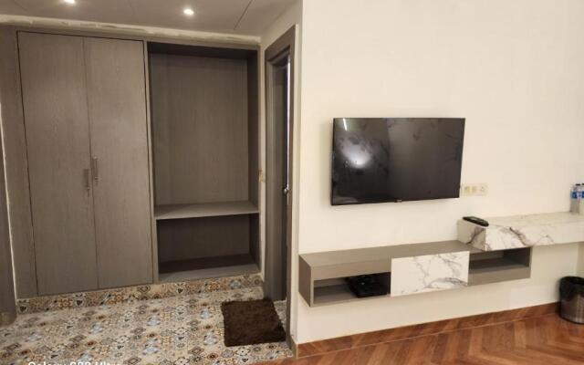 Square 9 Inn - Near Fortis & Huda City Centre