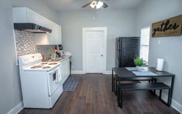 Remodeled Historic 1BR 1BA House Near Downtown