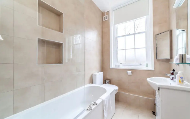 Spacious 3-bed flat by popular Waterloo