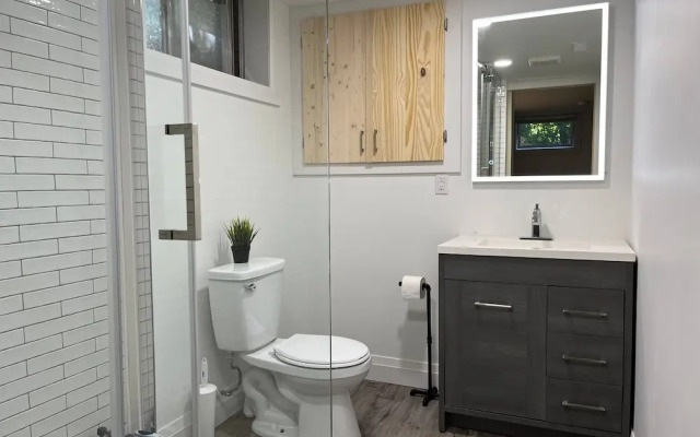 Adorable 1 Bedroom Suite With Kitchen &