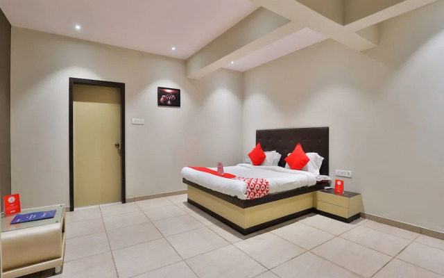 OYO 16122 Hotel Navya Palace
