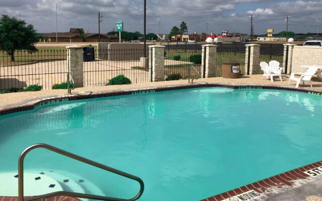 Econo Lodge Inn & Suites Bridgeport