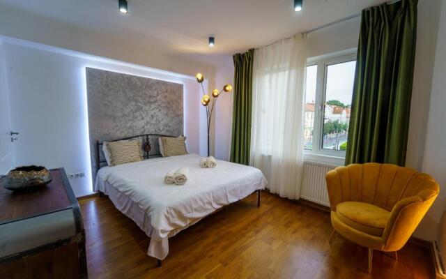 Main square 5 star luxury apartment with view