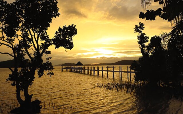 Coral Bay Beach and Dive Resort