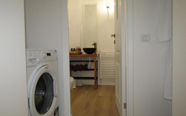 Homey Luxury- entire house, free parking, yard