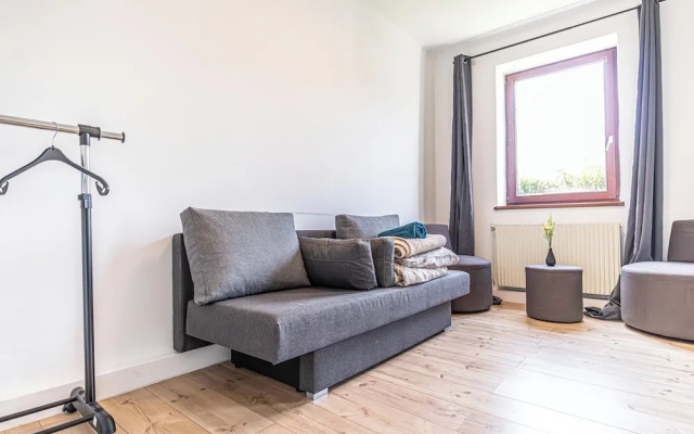 Cozy 3BR Apt with Garden Sleeps 10