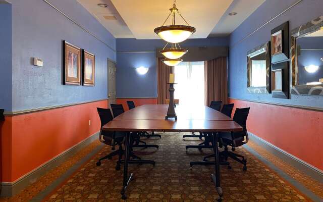 La Quinta Inn & Suites by Wyndham Islip - MacArthur Airport