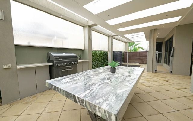 Luxury 7BRM Lakeside BigHouse Point Cook