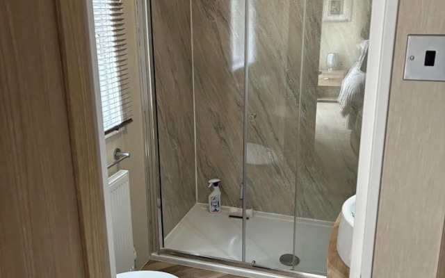 Edinburgh Lodge-sleeps 6-pet Friendly-beach&views