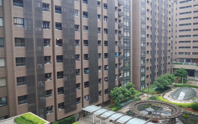 Q square Garden Apartment 13