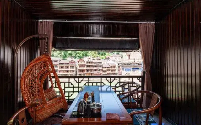 Phoenix Wanfeng Yushe Light Luxury Homestay (Hongqiao Branch, Fenghuang Ancient Town)