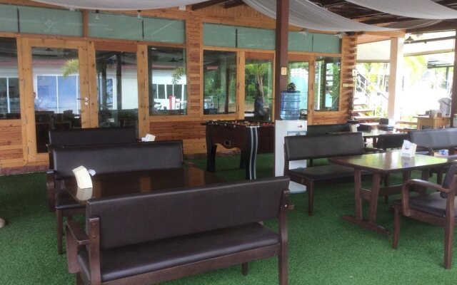 Check In & Chill Out Laem Sok Pier