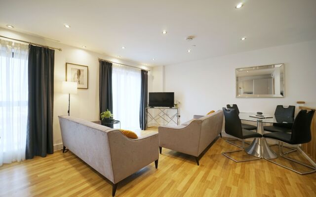 Modern 2 Bed Apartment With Juliet Balcony - DHB Stays