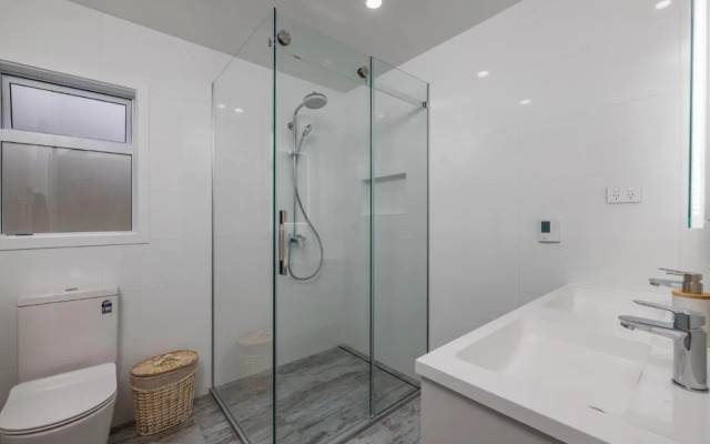Waterfront Beach House - Paihia Holiday Home