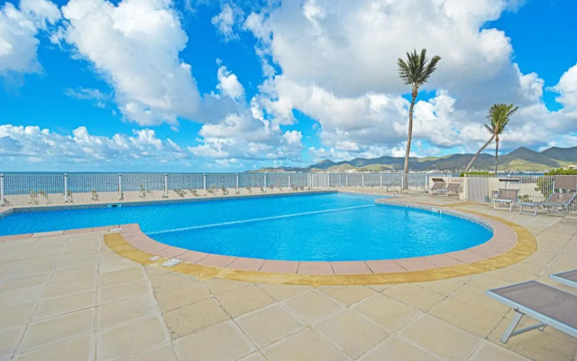 Deja Blue - Comfortable Beachfront condo