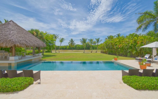 Fantastic 8-bedroom Golf-front Mansion Near the Beach
