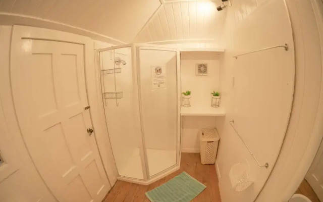 The Red Monkey Travellers' Lodge - Hostel