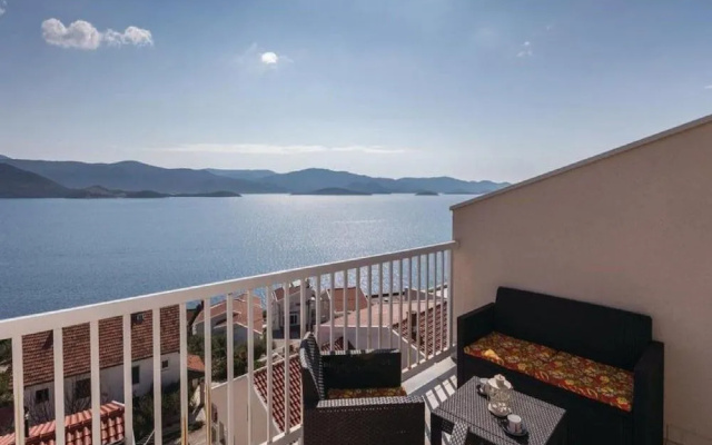 Apartment Sutalo with Hot Tub