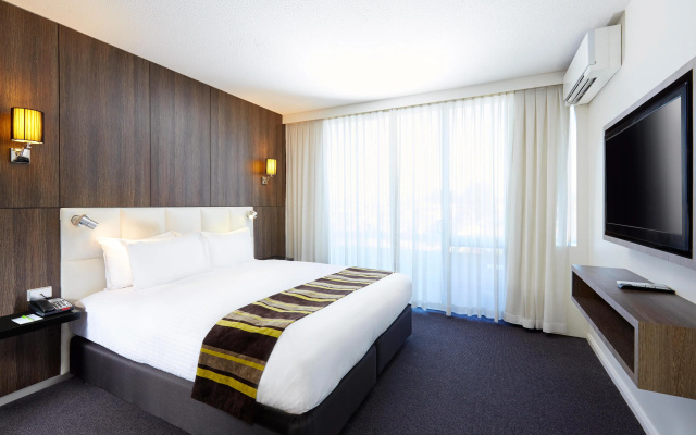 Holiday Inn Warwick Farm by IHG – Guest Rooms – Sydney